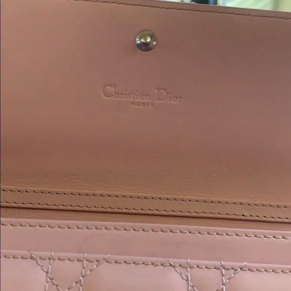 Lady Dior voyage wallet with Dior initial chain - Picture 6 of 7